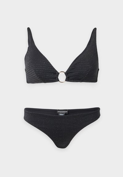 Ensemble bikini noir avec des rayures horizontales subtiles, comprenant un haut triangle avec un anneau central et un bas taille basse assorti.
