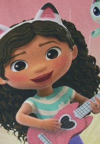 Charakter mit lockigem braunem Haar, der ein Kopfband mit Katzenohren trägt und eine pinke Gitarre mit herzförmiger Schalllöcher hält, vor einem pinken Hintergrund.