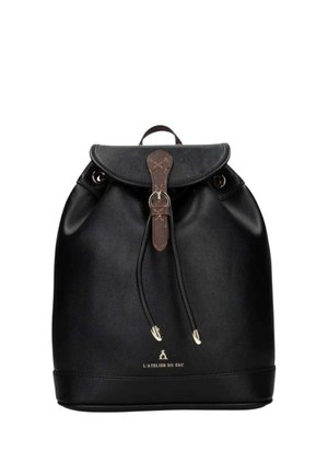 Zaino in pelle nera con cinturino marrone con fibbia, chiusura a coulisse, manico superiore e piccolo testo del logo nella parte anteriore inferiore centrale.