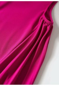 Robe sans manches rose vif avec un détail de tissu froncé le long de l'emmanchure, présentée sur fond blanc.