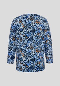 Blaue und schwarze gemusterte Bluse mit Dreiviertelärmeln, die florale Designs in verschiedenen Blau-, Orange- und Weißtönen aufweist. Weicher Stoffeindruck.