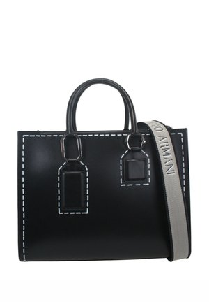 Borsa a mano in pelle nera con dettagli in cucitura bianca. Dispone di due manici superiori e di una tracolla in tessuto staccabile con logo. Forma rettangolare.