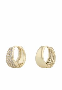 Goldfarbene Creolen, die auf einer Seite eine Reihe von klaren Kristallen aufweisen, mit einer glatten, abgerundeten Form und einem strukturierten Innenbereich für einen sicheren Verschluss.