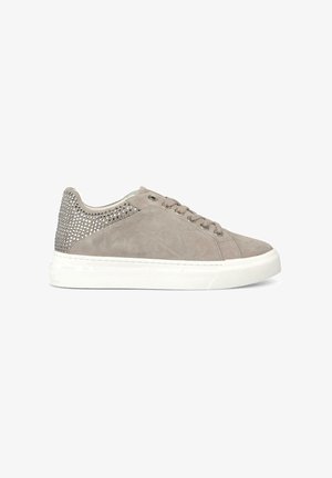 Graue Wildledersneaker mit einem strukturierten, mit Strasssteinen verzierten Absatz, weißer Gummisohle und runder Zehenform. Klassischer Schnürstil.