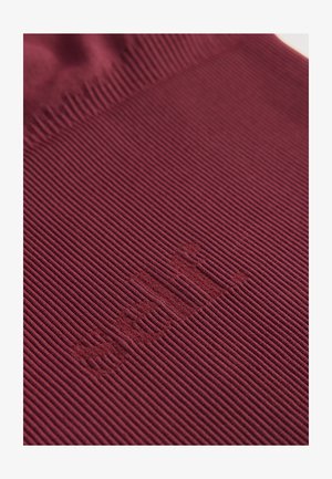 Bordowy prążkowany materiał o teksturowanej powierzchni; zawiera subtelne wytłoczone logo oraz zróżnicowane wzory prążków na całej powierzchni.