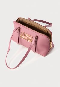 Roza sintetična torbica z zlatim logotipom "LOVE MOSCHINO", dvema zgornjima ročajema in zadrgo; podložena notranjost z rjavim poudarkom.