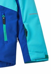 Jacke im Colorblock-Design mit türkis- und blauen Einsätzen, ausgestattet mit einer Reißverschlusstasche und verstellbaren Bündchen mit Klettverschluss. Hergestellt aus strukturiertem, strapazierfähigem Stoff.