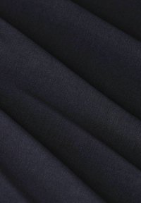 Donker marineblauwe stof met een gladde textuur, voorzien van subtiele weefpatronen en vouwen, die een rijke kleurdiepte tentoonstelt.