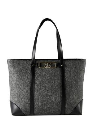 Grauer Stoff-Shopper mit schwarzen Ledergriffen, Eckakzenten und einer goldenen rechteckigen Logoplatte oben in der Mitte.