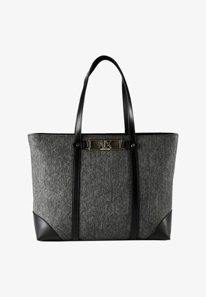 Grauer Stoff-Shopper mit schwarzen Ledergriffen, Eckakzenten und einer goldenen rechteckigen Logoplatte oben in der Mitte.