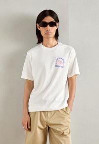 Scotch & Soda - LEFT CHEST ARTWORK - Print T-shirt - white Thumbnail Image 1