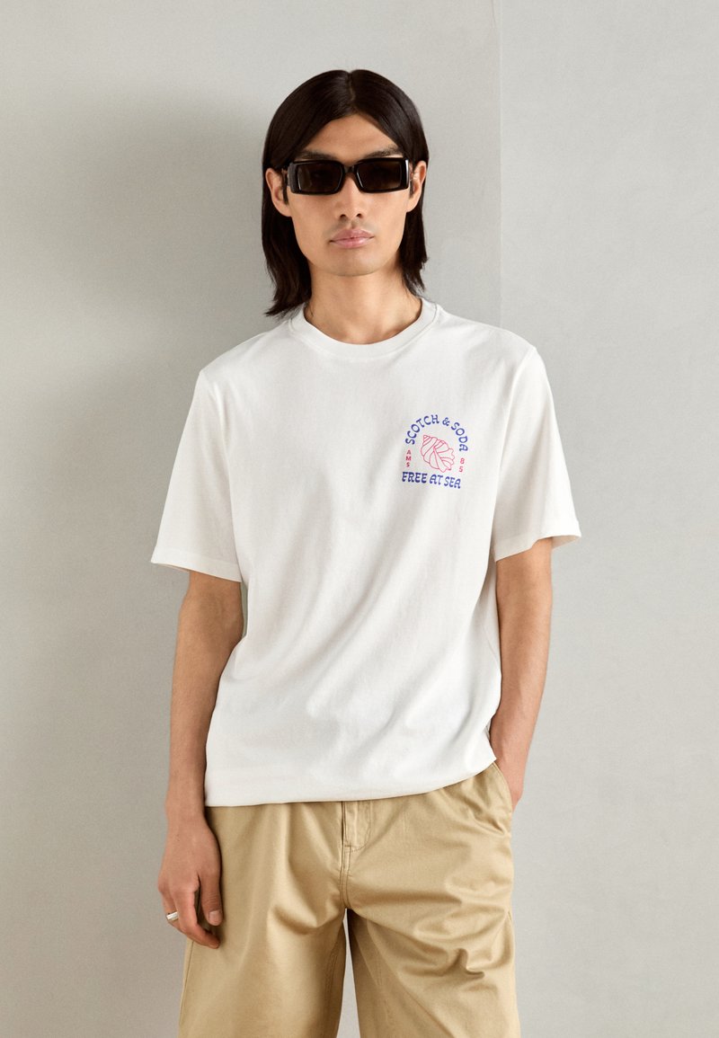 Scotch & Soda - LEFT CHEST ARTWORK - Print T-shirt - white, Enlarge