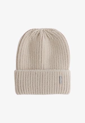 Helle beige gestrickte Mütze mit gerippter Textur, ausgestattet mit einem umgeschlagenen Schirm und einem kleinen, dezenten Logoetikett an der Seite.