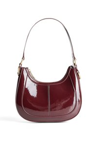 Geantă de mână din piele patent burgundy, cu formă curbată, cusături contrastante, accesorii din metal aurit și o singură curea de umăr.
