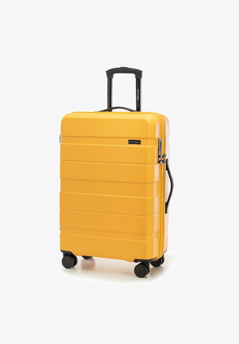 Tvrdý kufr v jasně žluté barvě s texturovaným povrchem, černými koly a výsuvnou rukojetí. Obsahuje horizontální pruhy a logo značky.