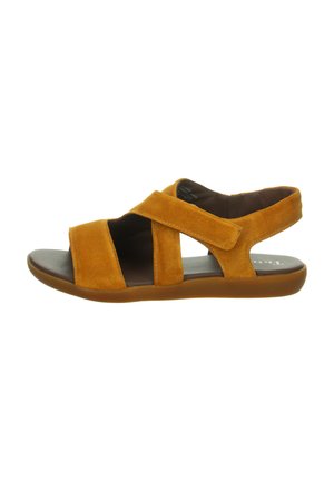 Wildleder-Sandaletten in Senfgelb mit breiten Kreuzriemen, einem offenen Zehenbereich, gepolstertem Fußbett und flexibler brauner Gummisohle.