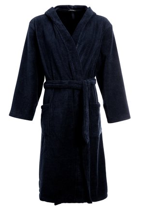Accappatoio in spugna di colore blu navy con maniche lunghe, cappuccio, cintura in vita e due tasche frontali, caratterizzato da una texture morbida e un design all'altezza del ginocchio.