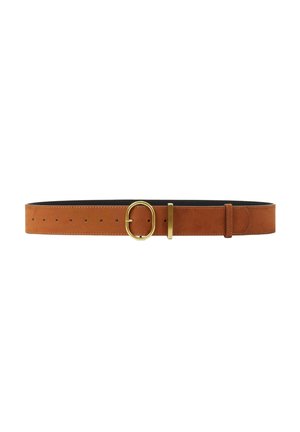 Ceinture en cuir marron avec une boucle ovale dorée et plusieurs trous d'ajustement sur fond blanc.