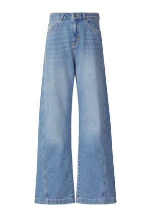 Weite Jeans aus hellblauem Denim mit hoher Taille, fünf Taschen und Steppnähten. Der Stoff hat eine glatte, leicht verwaschene Textur.