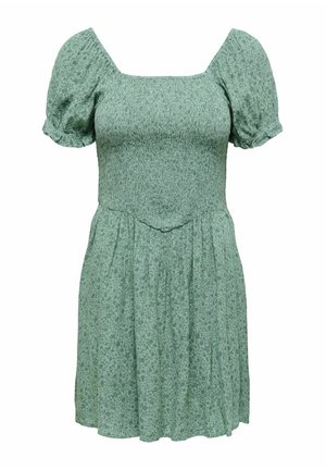 Abito verde con stampa floreale, scollatura quadrata, maniche a sbuffo corte e corpino arricciato. Presenta una gonna svasata e un tessuto leggero.