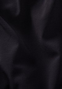 Tissu noir texturé avec un motif de grille subtil, offrant une surface lisse et un drapé doux, idéal pour des applications vestimentaires ou de tapisserie.