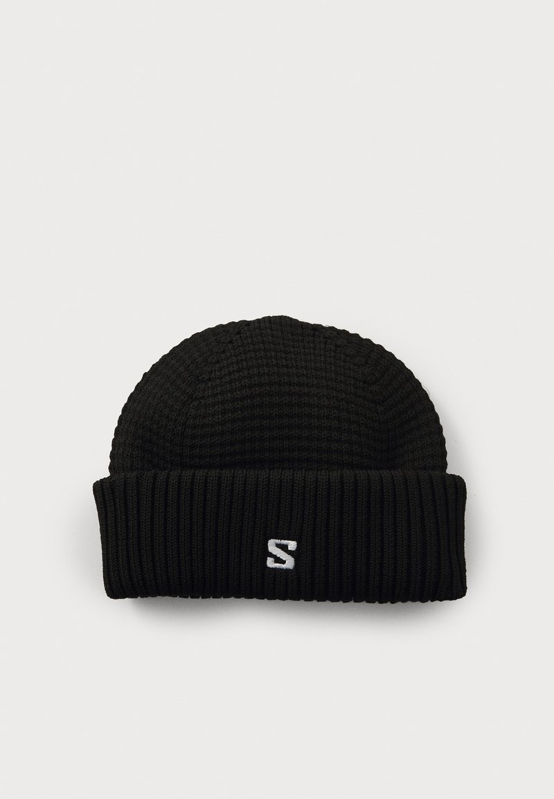 Beanie nera lavorata a maglia con texture a coste, dotata di un risvolto e di un piccolo logo bianco sul fronte.