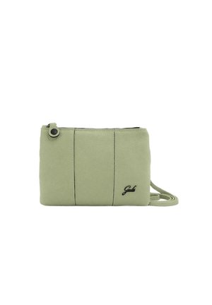 Borsa a tracolla in pelle verde chiaro con cuciture verticali, cerniera nera, patta rotonda con bottone a scatto e logo nero sul lato anteriore destro.