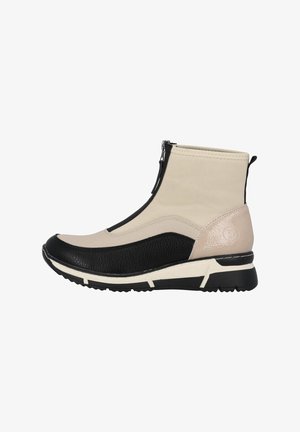 Bottine sneaker à tige haute beige et noire avec fermeture éclair frontale, semelle texturée et panneaux contrastants pour un usage décontracté.