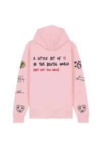 Ružová mikina s kapucňou na šnúrku. Má potlačený text a grafiku, vrátane sŕdc a slnka, na zadnej strane a rukávoch. Materiál z bavlny.