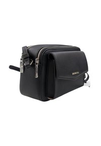 Borsa a tracolla nera in pelle testurizzata, con doppie zip, tasca frontale con patta e accessori in metallo argentato.