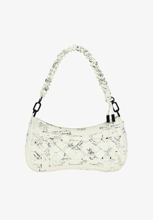 Bolso de mano blanco tejido con diseño texturizado, que presenta un patrón de escritura manuscrita, correa suave para el hombro y detalles metálicos negros.
