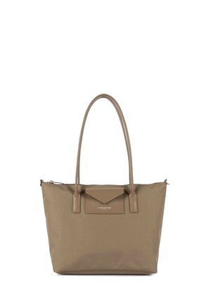 Sac cabas taupe avec deux poignées, fermeture zippée et poche avant à rabat embossée du logo « Lancaster Paris ».