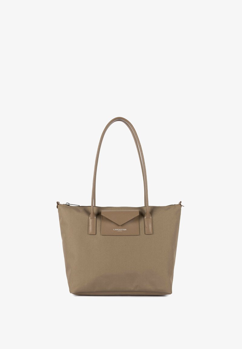 Sac cabas taupe avec deux poignées, fermeture zippée et poche avant à rabat embossée du logo « Lancaster Paris ».