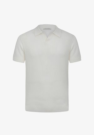 Polo in maglia bianca a maniche corte con colletto aperto e sottile trama verticale, etichettata Dan John.