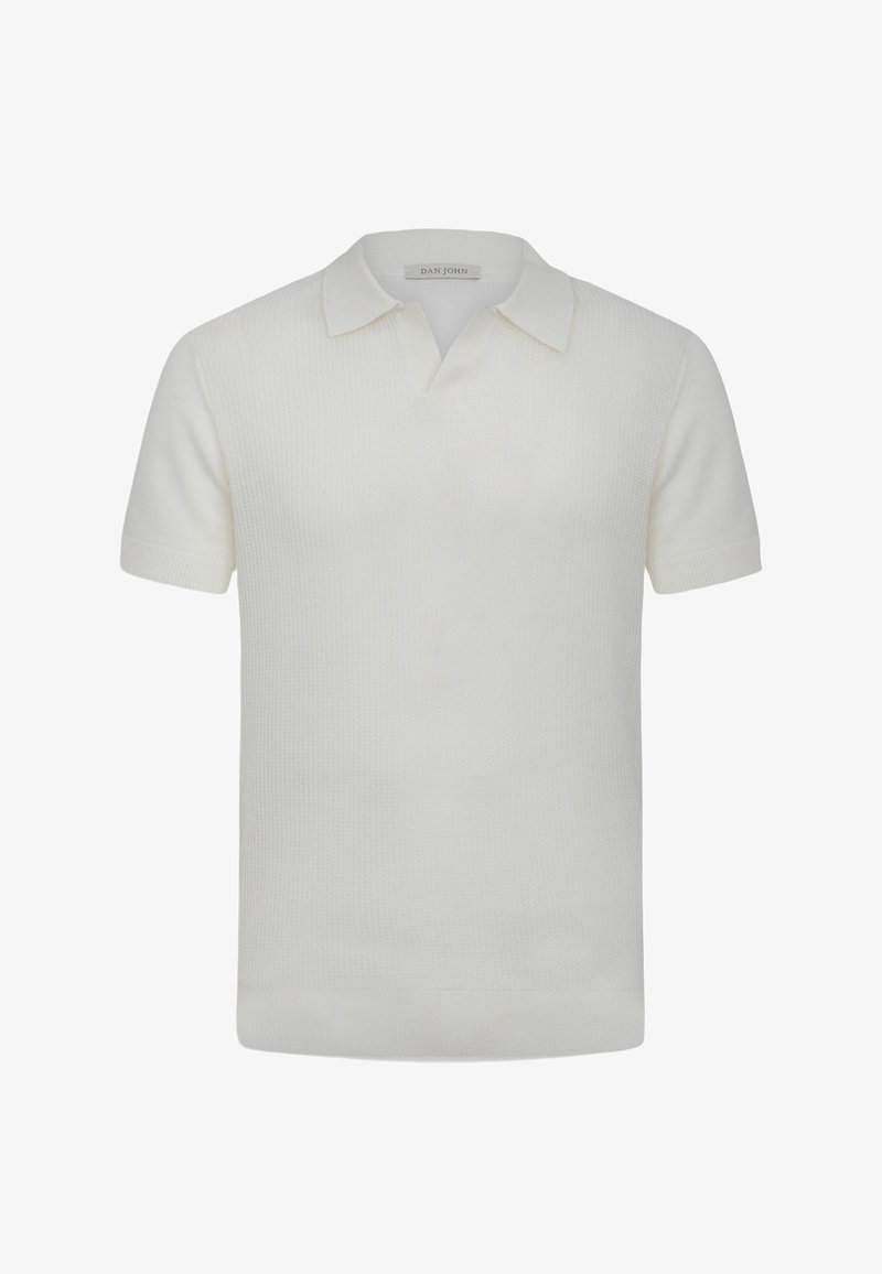 Polo de punto blanco de manga corta con cuello abierto y textura vertical sutil, con etiqueta Dan John.