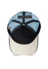 Casquette bleu clair avec des côtés en maille, un intérieur noir, une visière crème et une bande de logo noire à l'intérieur. Présente une fermeture snapback pour un ajustement.