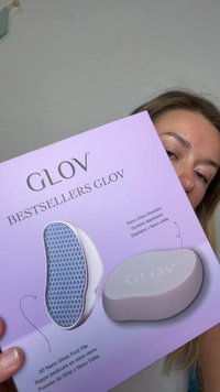 I bestseller di GLOV La confezione di GLOV presenta uno sfondo viola chiaro, una lima per piedi in nano vetro 3D con una superficie blu testurizzata e una base color crema.