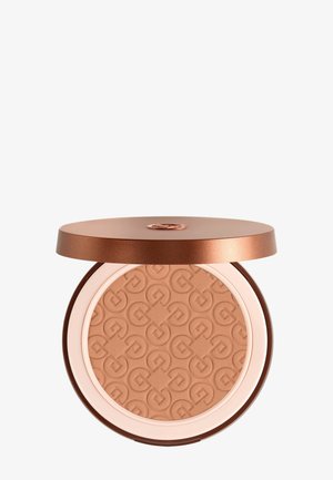 Kompakter Bronzer mit geprägtem geometrischem Muster und teilweise offenem Deckel in metallischem Roségold vor weißem Hintergrund.