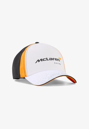 Weiße, schwarze und orangefarbene McLaren Racing Kappe mit gebogenem Schirm und mittig platziertem Logo auf dem vorderen Panel, vor weißem Hintergrund gezeigt.
