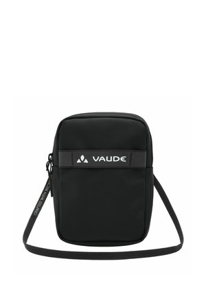 Borsa a tracolla Vaude nera realizzata in tessuto texturizzato con chiusura a zip e tracolla regolabile, caratterizzata da un logo bianco e dettagli sulla tracolla.
