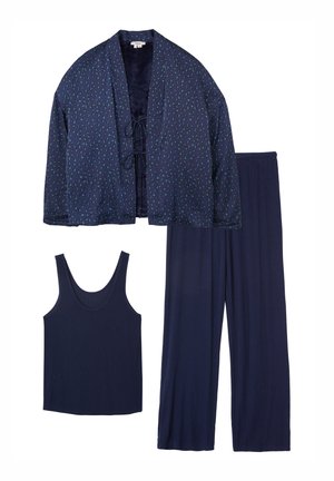 Granatowy zestaw do noszenia w domu z wzorzystym, otwartym żakietem z regulowanym sznurkiem z przodu, bezrękawnym tanktopem i szerokimi spodniami, wszystkie wykonane z miękkiego materiału.