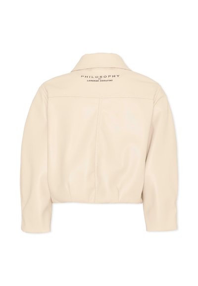 Beige cropped jack met lange mouwen, kraag en de tekst "Philosophy di Lorenzo Serafini" gedrukt op de bovenrug.