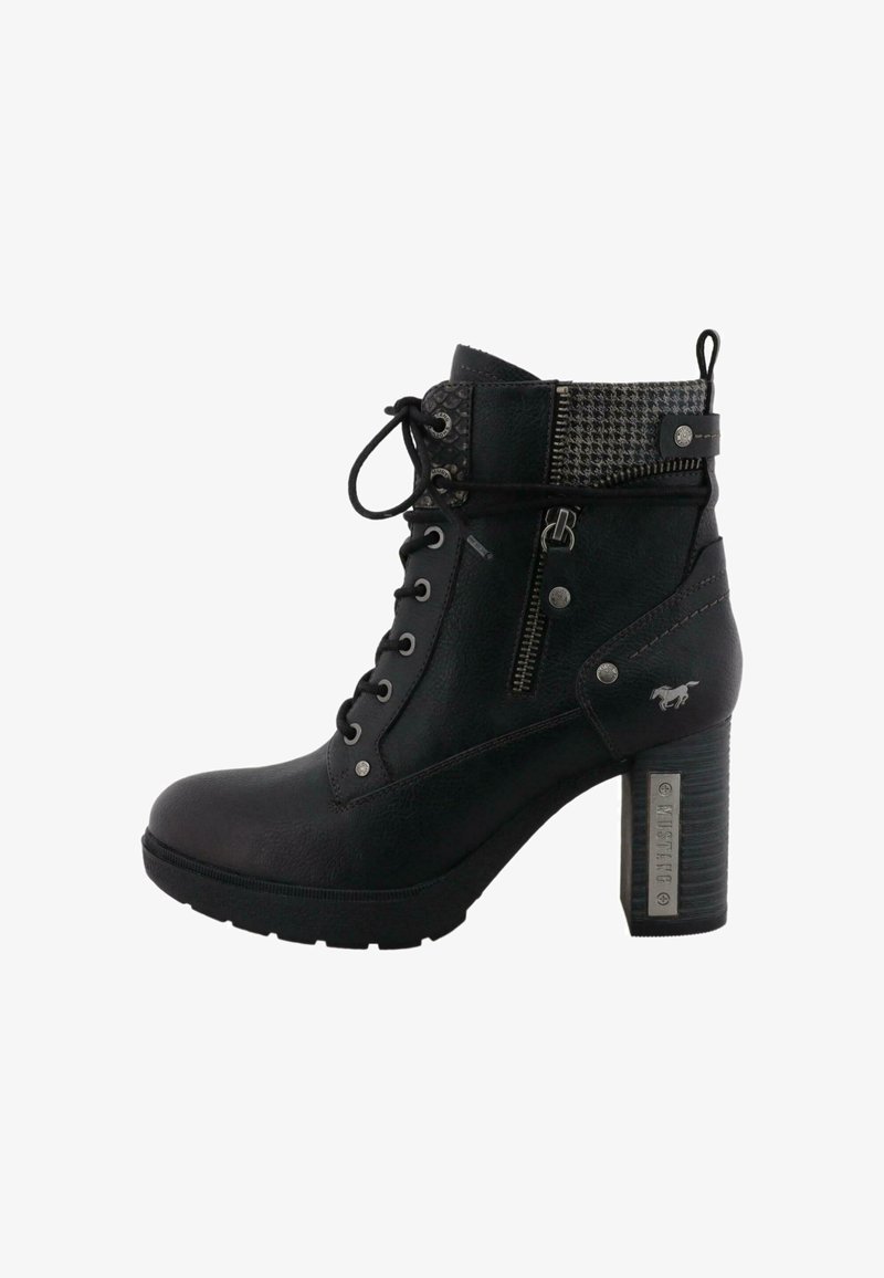 Cizmă neagră cu șnururi, până la gleznă, din piele sintetică, cu guler texturat, fermoar lateral, accente metalice și toc masiv.