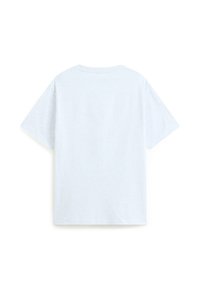 Světle šedé bavlněné tričko s krátkým rukávem a kulatým výstřihem. Jednoduchý design, měkká textura a žádné viditelné vzory ani grafika.