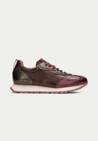 Maroon and bronze leather sneakers with textured uppers, red laces, and a light pink rubber sole. Text "HISPANITAS" embossed on side.