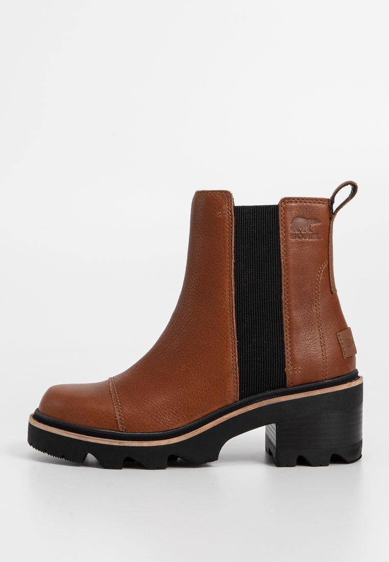 Braune Leder-Stiefelette mit schwarzen elastischen Seitenpaneelen, einer strukturierten Oberseite, verstärkter Zehenpartie und einer dicken, schwarzen, profilierten Gummisohle.