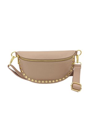 Sac à main en cuir rose clair avec une forme incurvée, des accessoires en métal doré, une fermeture éclair et des clous le long du bord inférieur.