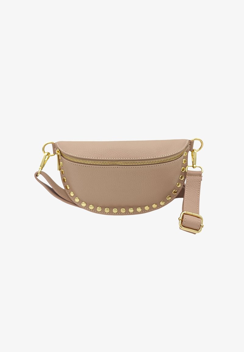 Sac à main en cuir rose clair avec une forme incurvée, des accessoires en métal doré, une fermeture éclair et des clous le long du bord inférieur.