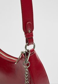 Stradivarius HALF-MOON SHOULDER - Kabelka - red