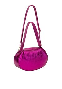 Metallisk fuchsia håndtaske med en afrundet form, glat tekstur og en lang justerbar rem. Har et plisseret design og diskret syning.